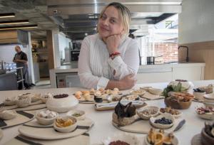 La chef Pía Salazar, del restaurante ecuatoriano Nuema, posa durante una entrevista con EFE este martes, en Quito (Ecuador). EFE/ Gianna Benalcazar