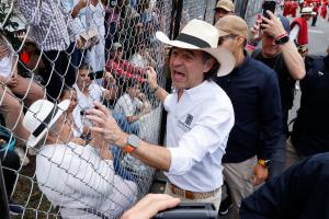 El Alcalde de Medellín, Federico Gutiérrez (c), reacciona en el Desfile de Silleteros durante la Feria de las Flores 2025 este domingo, en Medellín (Colombia). EFE/ Mauricio Dueñas Castañeda