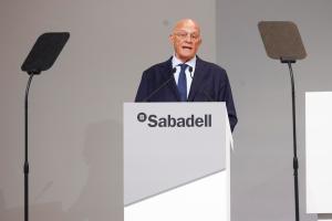 SABADELL (BARCELONA), 06/08/2025.- El presidente del Banco Sabadell, Josep Oliu interviene durante la Junta General Extraordinaria de Accionistas de la entidad,para decidir sobre la venta de la filial britanica TSB al Santander, este miércoles. EFE/ Quique García