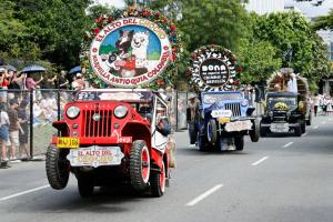 Vehículos participan en el Desfile de Chivas y Flores durante la Feria de las Flores 2025 este sábado, en Medellín (Colombia). EFE/ Mauricio Dueñas Castañeda