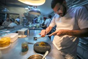 El chef Luis Maldonado, creador del restaurante Tributo, prepara un plato durante una entrevista con EFE el 22 de agosto de 2025 en Quito (Ecuador). EFE/José Jácome
