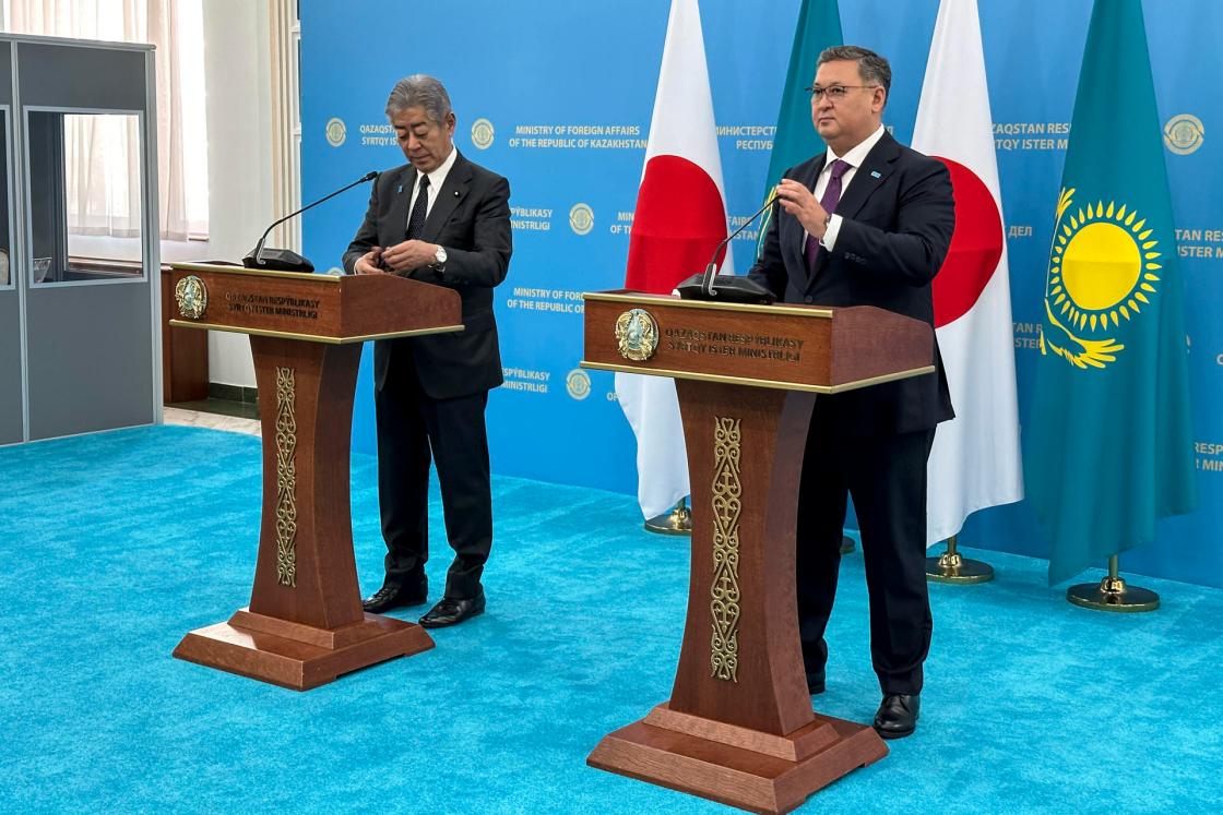 ASTANÁ (KAZAJISTÁN), 25/08/2025.- El ministro de Asuntos Exteriores japonés, Takeshi Iwaya (i), junto a su homólogo kazajo, Murat Nurtleu (d), durante la rueda de prensa tras su reunión de este lunes en Astaná (Kazajistán). Kazajistán y Japón acordaron hoy la entrega por parte de Tokio de 7,4 millones de dólares de ayuda para el tratamiento médico de las víctimas de las pruebas efectuadas durante cuatro décadas en el polígono nuclear soviético de Semipalátinsk, en el noroeste de la nación centroasiática. EFE/ Kulpash Konyrova