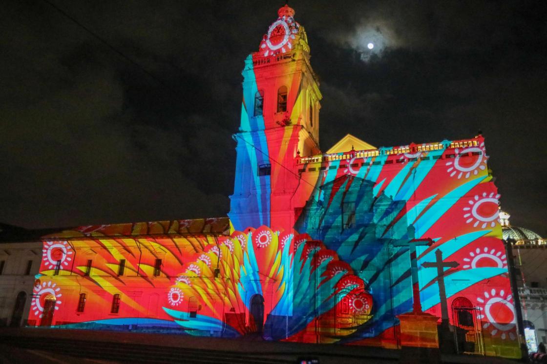 Fotografía del 7 de agosto de 2025 de la iglesia de Santo Domingo durante una proyección audiovisual artística del Festival 'Quito, Luz de América', en Quito (Ecuador). EFE/ Gianna Benalcazar