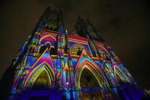Fotografía del 7 de agosto de 2025 de la Basílica del Voto Nacional durante una proyección audiovisual artística del Festival 'Quito, Luz de América', en Quito (Ecuador). EFE/ Gianna Benalcazar