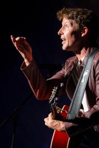 PALAFRUGELL (GIRONA), 06/08/2025.- El músico y compositor británico James Blunt durante el concierto que ofrece en el festival de Cap Roig, en Palafrugell (Girona), celebrando el vigésimo aniversario del álbum que lo lanzó a la fama 'Back to Bedlam'. EFE/David Borrat