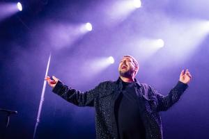 PALAFRUGELL (GIRONA), 07/08/2025.- Antonio Orozco se sube al escenario de los Jardines de Cap Roig para celebrar sus veinticinco años de carrera y presentar su nuevo álbum, 'El tiempo no es oro', con el que afronta una gira este verano que se prolongará hasta finales de año. EFE/David Borrat