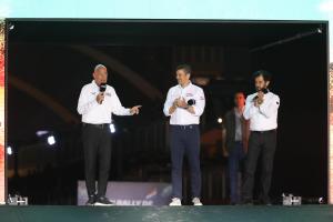De izquierda a derecha: El director ejecutivo de la WRC Promoter GmbH, Jona Siebel; el presidente de Paraguay, Santiago Peña y el presidente de Federación Internacional del Automóvil (FIA), Mohammed Ben Sulayem, participan en el inicio del WRC Rally del Paraguay este jueves, en Encarnación (Paraguay). EFE/ Juan Pablo Pino