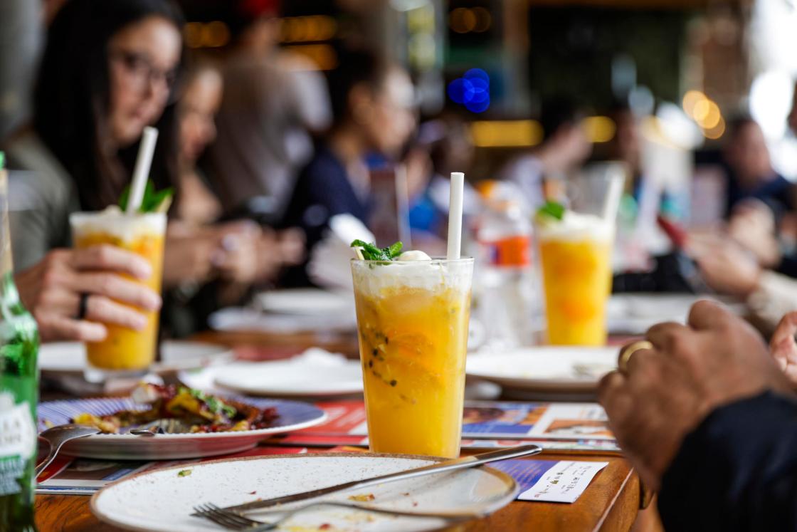 Fotografía de una Caipirinha de maracuyá del quiosco Mureta do Leme, uno de los lugares que forma parte de la ruta Sabores da Orla este jueves, en Río de Janeiro (Brasil). EFE/ André Coelho