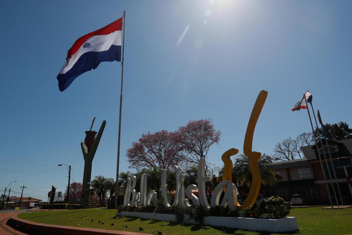 Fotografía de un monumento a la yerba mate, el 28 de agosto de 2025 en Bellavista (Paraguay). EFE/Juan Pablo Pino