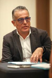 El oncólogo pediatra Alberto Olaya, habla durante una entrevista para EFE en la decimosegunda edición de la Cumbre de Excelencia Médica Amgen (CEMA). EFE/ Lorenzo Hernández