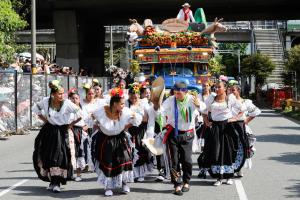 Personas participan en el Desfile de Chivas y Flores durante la Feria de las Flores 2025 este sábado, en Medellín (Colombia). EFE/ Mauricio Dueñas Castañeda