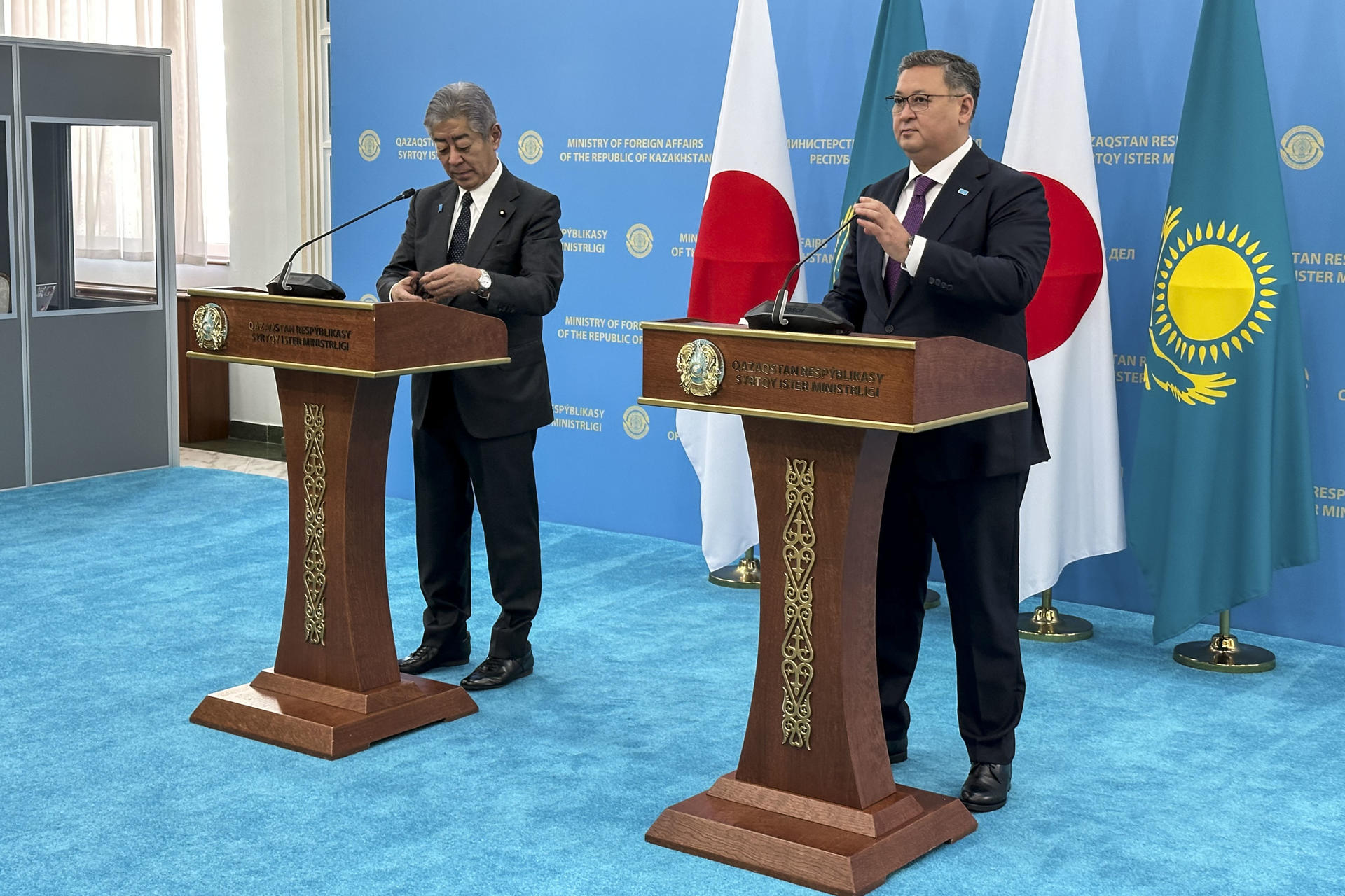 ASTANA (KAZAKHSTAN), Aug 25, 2025.- Japanese Foreign Minister Takeshi Iwaya (L) with his Kazakh counterpart Murat Nurtleu (R) during a press conference following their meeting Monday in Astana, Kazakhstan. Kazakhstan and Japan agreed today on a $7.4 million aid package from Tokyo to provide medical treatment for victims of the four decades of nuclear tests carried out at the former Soviet Semipalatinsk test site in the country’s northeast. EFE/Kulpash Konyrova