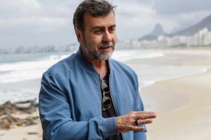 El presidente de la agencia Brasileña de Promoción Turística Internacional (Embratur), Marcelo Freixo, habla durante una entrevista con EFE este jueves, en Río de Janeiro (Brasil). EFE/ André Coelho