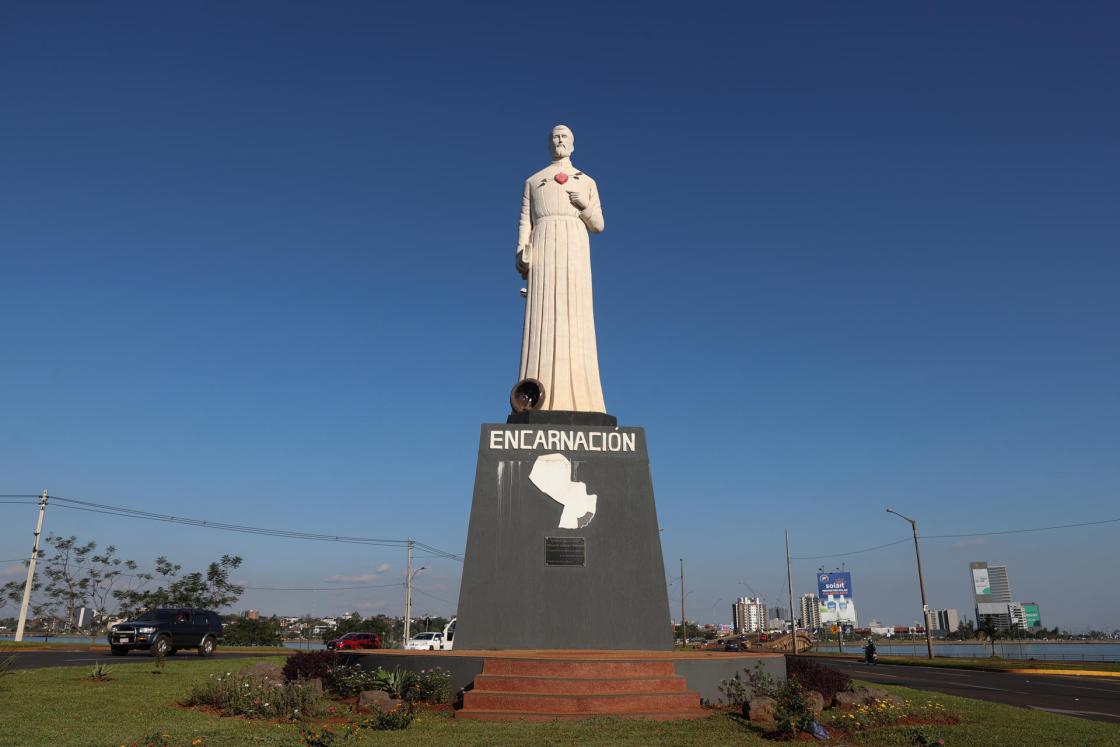 Fotografía de la estatua de San Roque González de Santa Cruz el 27 de agosto de 2025, en Encarnación (Paraguay). EFE/Juan Pablo Pino