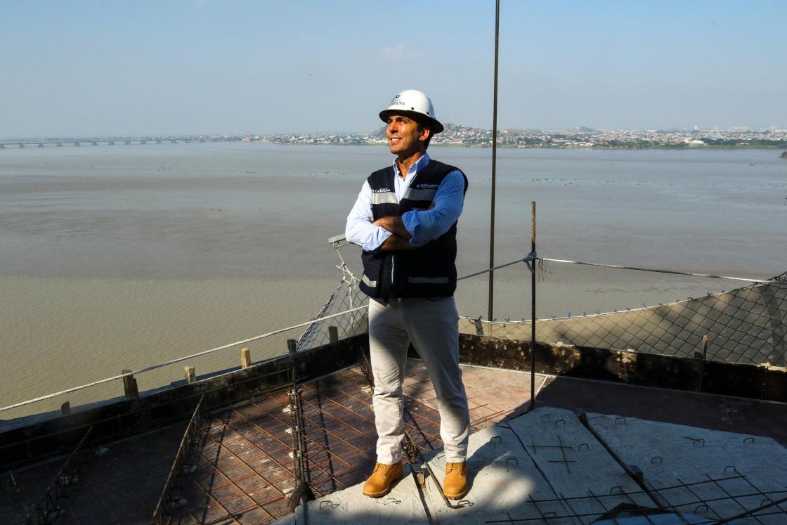 El empresario Pablo Campana durante una entrevista en Guayaquil. En la zona más turística de Guayaquil, y frente al río que vio nacer a la ciudad más poblada del Ecuador, ya se levanta el edificio Maxximus Guayaquil City Center, el primer rascacielos del país. EFE/ Jonathan Miranda
