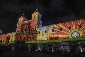 Fotografía del 7 de agosto de 2025 de la iglesia de San Francisco durante una proyección audiovisual artística del Festival 'Quito, Luz de América', en Quito (Ecuador). EFE/ Gianna Benalcazar