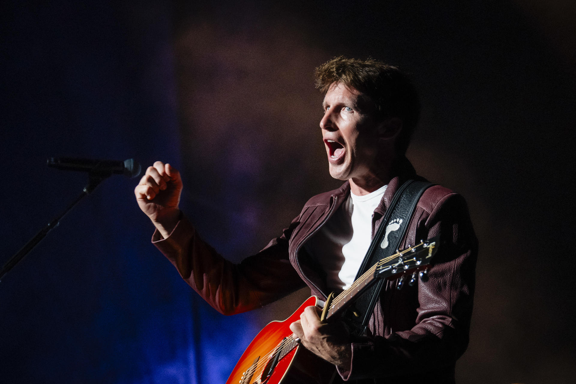 PALAFRUGELL (GIRONA), 06/08/2025.- El músico y compositor británico James Blunt durante el concierto que ofrece en el festival de Cap Roig, en Palafrugell (Girona), celebrando el vigésimo aniversario del álbum que lo lanzó a la fama 'Back to Bedlam'. EFE/David Borrat