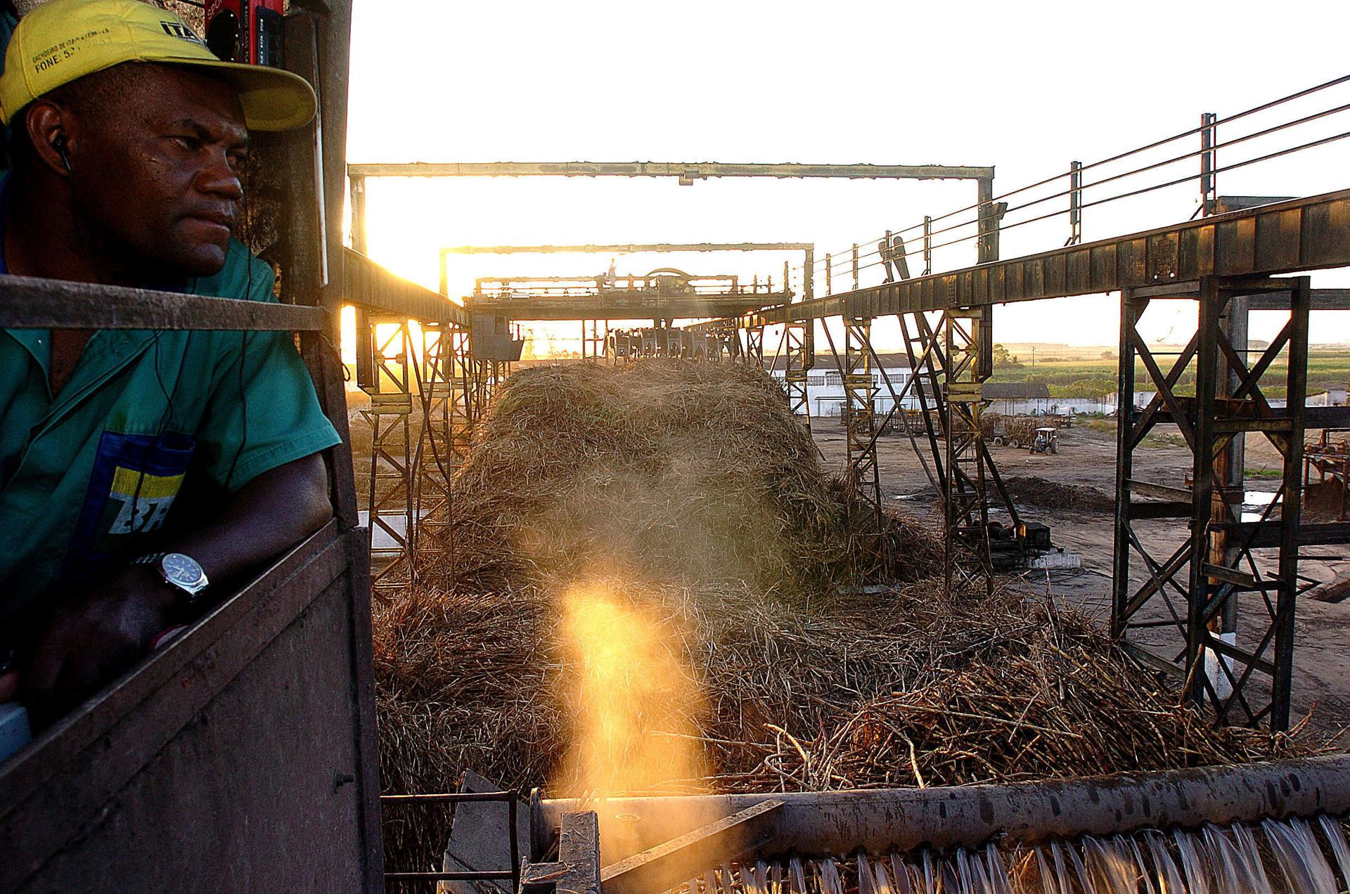 BRA31. BOGOTÁ (COLOMBIA), 04/09/2025.- Fotografía de archivo del 16 de marzo de 2007 de una industria productora y exportadora de azúcar y etanol de caña en Rio de Janeiro (Brasil). El CEO de LOTS Group para Latinoamérica, Edson Guimarães, señaló que el transporte de mercancías con biocombustibles ya es tan barato como con diésel, aunque apuntó al problema de la ineficiencia en la logística de Brasil. EFE/ Marcelo Sayão/ ARCHIVO