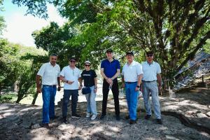 Fotografía sin fecha específica de toma cedida por World Vision que muestra a su director regional para América Latina y el Caribe, Joao Diniz (2-i), posando (Honduras). EFE/ World Vision / SOLO USO EDITORIAL/ NO VENTAS/SOLO DISPONIBLE PARA ILUSTRAR LA NOTICIA QUE ACOMPAÑA (CRÉDITO OBLIGATORIO)