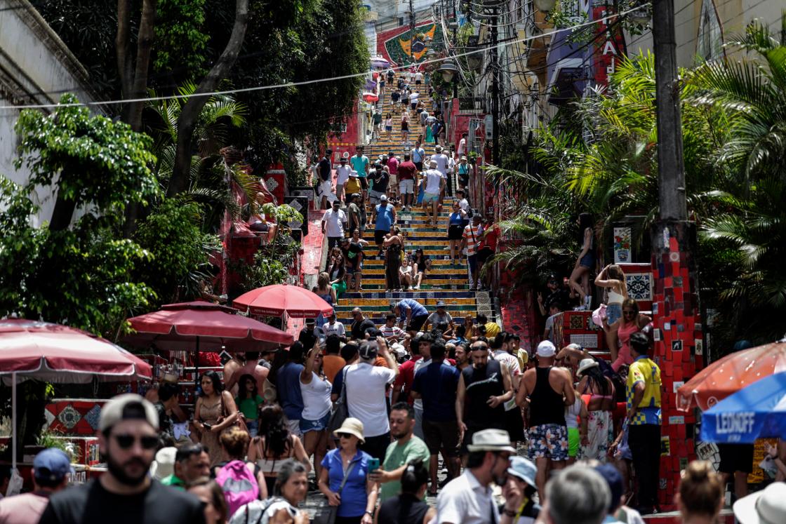 Fotografía de archivo del 23 de enero de 2023 que muestra a personas recorriendo la Escalera de Selarón en el centro de Río de Janeiro (Brasil). EFE/ Antonio Lacerda ARCHIVO