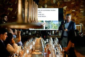 El somelier vasco Mikel Garaizabal dirige una cata de vinos durante la Basque Wine este jueves, en Guadalajara (México). EFE/ Francisco Guasco