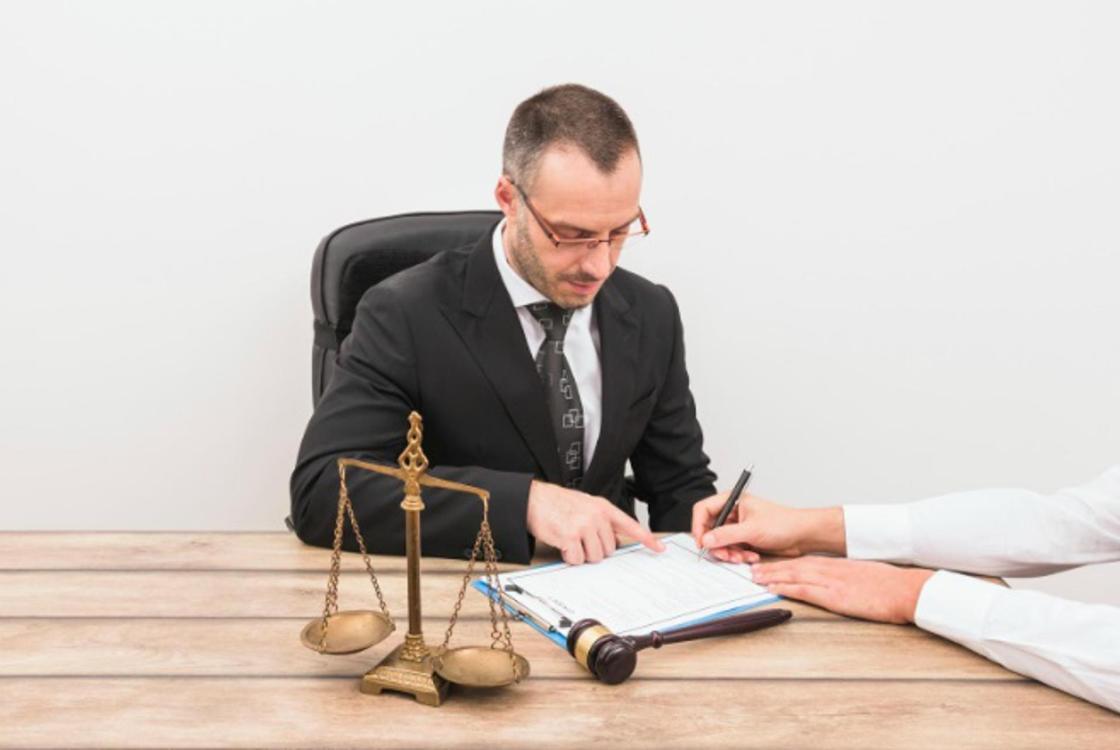 Los másteres de acceso a la abogacía y los cursos de derecho laboral son dos opciones para que los juristas se sigan formando y se especialicen. EFE/FREEPIK