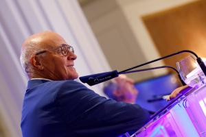 MADRID, 19/09/2025.- El presidente del Banco Sabadell, Josep Oliu, participa este viernes en el Foro Nueva Economía, mientras continúa abierto el plazo para que sus accionistas decidan si aceptan la oferta de compra lanzada por el BBVA. EFE/Javier Lizón