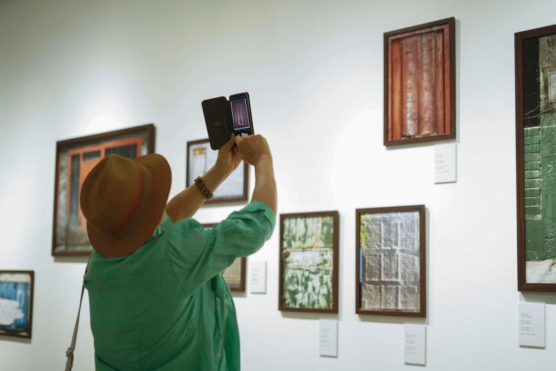 ASTANA (KAZAKHSTAN), Sept. 5, 2025.— A visitor tours the exhibition by Spanish artist Juan Saliquet, inaugurated Friday at the Esentai Contemporary Art Gallery in Kazakhstan, titled Archaeology of a City: Almaty. EFE/Kulpash Konyrova