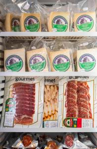 Quesos y embutidos de productores rurales de la dehesa del oeste peninsular de España, que se venden en la tienda Dehesa Sostenible, un proyecto para promocionar los productos, luchar contra la despoblación y cuidar la biodiversidad de esta región, este miércoles en Madrid. EFE./ANNAÏS PASCUAL/CEDIDA POR FUNDACIÓN NATURALEZA Y HOMBRE/CRÉDITO OBLIGATORIO