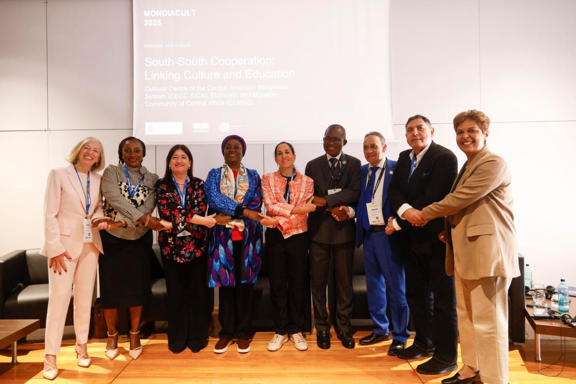 GRAFCAT2559. BARCELONA, 30/09/2025.- La ministra panameña de Cultura, Maruja Herrea (c), posa con un grupo de participantes tras presidir la reunión de la CECC/SICA (Coordinación Educativa y Cultural Centroamericana / Sistema de Integración Centroamericana) y CEMAC en la segunda jornada de la conferencia Mondiacult 2025, organizada por la UNESCO, en la que la relación de la cultura con la inteligencia artificial y la paz y la igualdad de género en las políticas culturales centran algunas de las sesiones de este martes. EFE/Quique García
