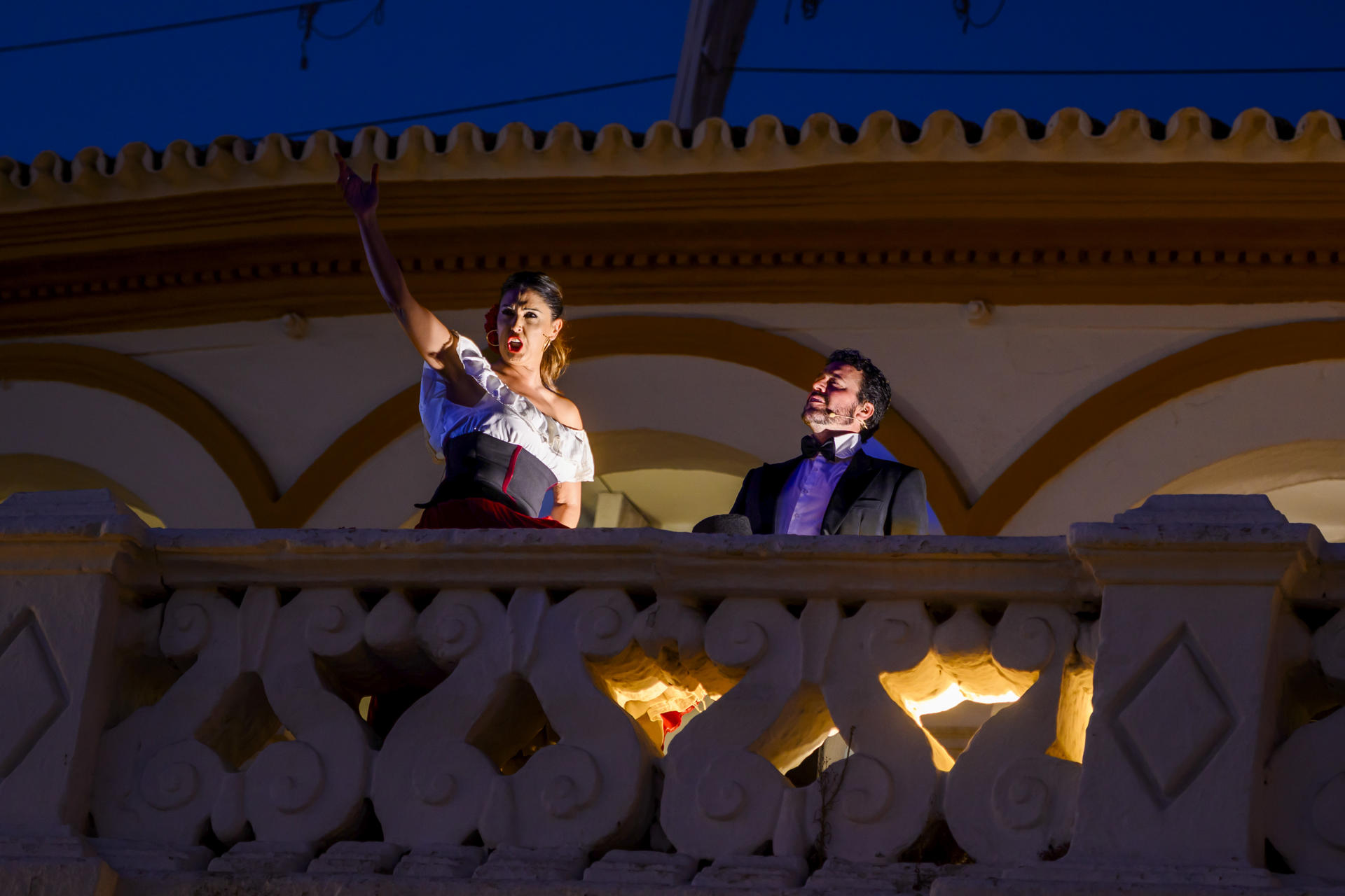 Primer balcón del ciclo 'Acércate a la Ópera', que ha tenido lugar en la Plaza de Toros de la Real Maestranza en un formato callejero y cercano, con arias y dúos de Mozart, Rossini y Bizet, interpretados por voces sevillanas (Ana Cadaval, Amando Martín, Andrés Merino) y la soprano china Yue He, finalista del certamen Nuevas Voces de ASAO. EFE/Raúl Caro