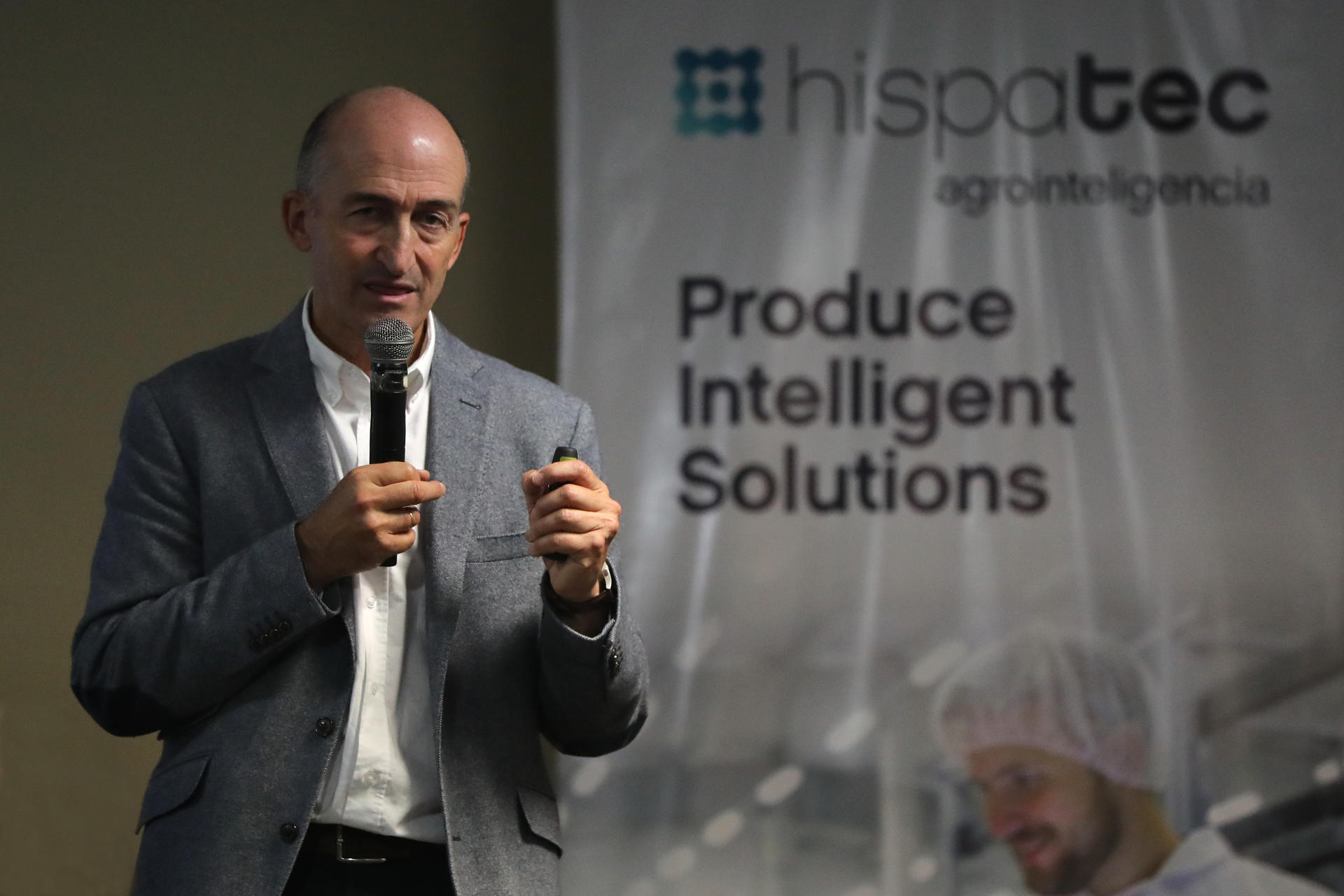 El director ejecutivo de la empresa española Hispatec, José Luis Molina, habla durante un evento este miércoles, en Lima (Perú). EFE/ Paolo Aguilar