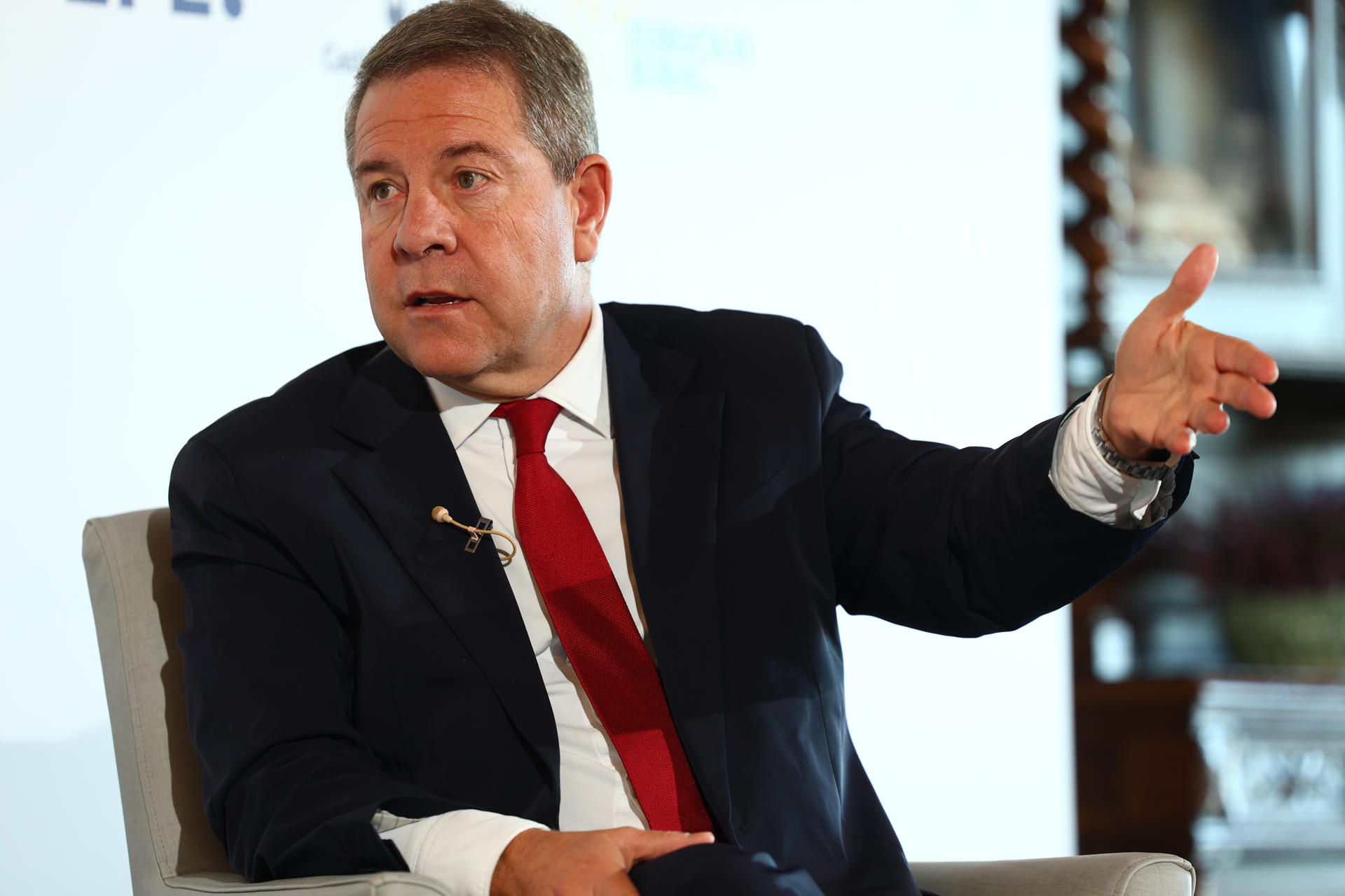 TOLEDO, 26/09/2025.- El presidente de Castilla-La Mancha, Emiliano García-Page, durante el encuentro informativo que mantuvo con el presidente de la agencia EFE, Miguel Ángel Oliver, con motivo de la celebración del 40 aniversario de la agencia EFE en Castilla-La Mancha, este viernes en Toledo. EFE/ Ismael Herrero