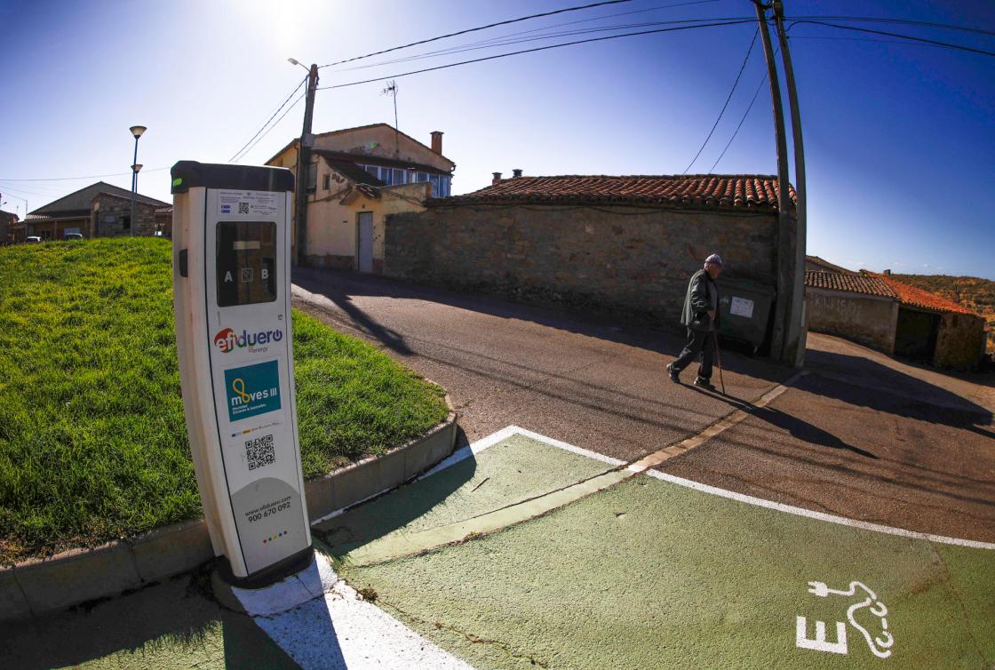 VILLASECO DEL PAN, 26 SEPTIEMBRE 2025 (EFE)- Vista del punto verde de recarga ubicado cerca del ayuntamiento de la localidad de Villaseco del Pan, Zamora, el pasado 23 de septiembre de 2025, que forma parte del proyecto de AECT Duero-Douro en la región. EFE/David Fernández