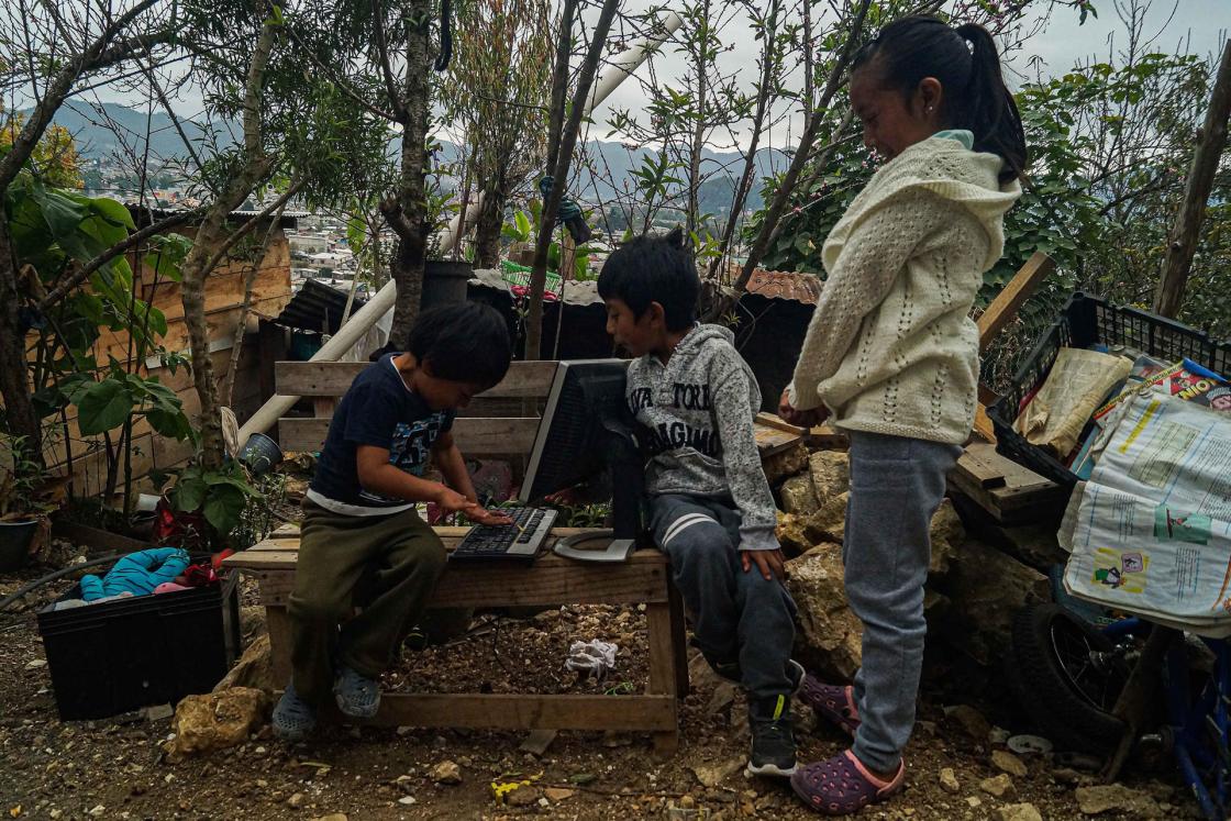 Fotografía de archivo del 23 de enero de 2021 de Yasmin (d) jugando con sus hermanos en San Cristóbal de las Casas, en el estado de Chiapas (México). EFE/ Carlos López / ARCHIVO