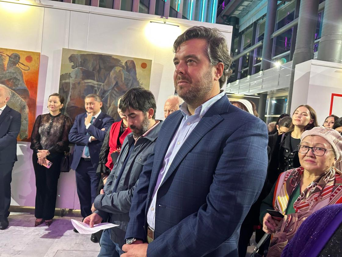 Astaná (KAZAJISTÁN), 19/09/25.- Nueve artistas plásticos de España y Kazajistán acercaron Oriente y Occidente el jueves con la inauguración de la exposición conjunta Hola = Salem en el Centro de Arte Contemporáneo Kulahsi de Astaná. Imagen del pintor español Hugo Fontela (d) y el comisario español de la exposición, Constantino Molina (i), en la inauguración de la muestra el jueves en el Centro de Arte Contemporáneo Kulahsi. EFE/ Kulpash Konyrova.