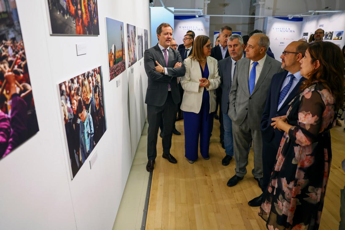TOLEDO, 29/09/2025.- El presidente de la Agencia EFE, Miguel Ángel Oliver (4d); el presidente de las Cortes de Castilla-La Mancha, Pablo Bellido (2d), la consejera portavoz del Gobierno de Castilla-La Mancha, Esther Padilla (2i), y el alcalde de Toledo, Carlos Velázquez (i), entre otros, asisten a la inauguración de la exposición 'Momentos icónicos de nuestra historia reciente', que puede visitarse en el Centro Cultural San Marcos de Toledo desde este lunes hasta el 12 de octubre. La muestra conmemora los 40 años de la apertura de la Agencia EFE de Castilla-La Mancha y refleja los elementos más distintivos de Castilla-La Mancha, sus costumbres y tradiciones, su historia, su patrimonio cultural y natural, acontecimientos y sucesos que han quedado en la memoria colectiva de la región, su presente y su proyección de futuro. EFE/ Ismael Herrero