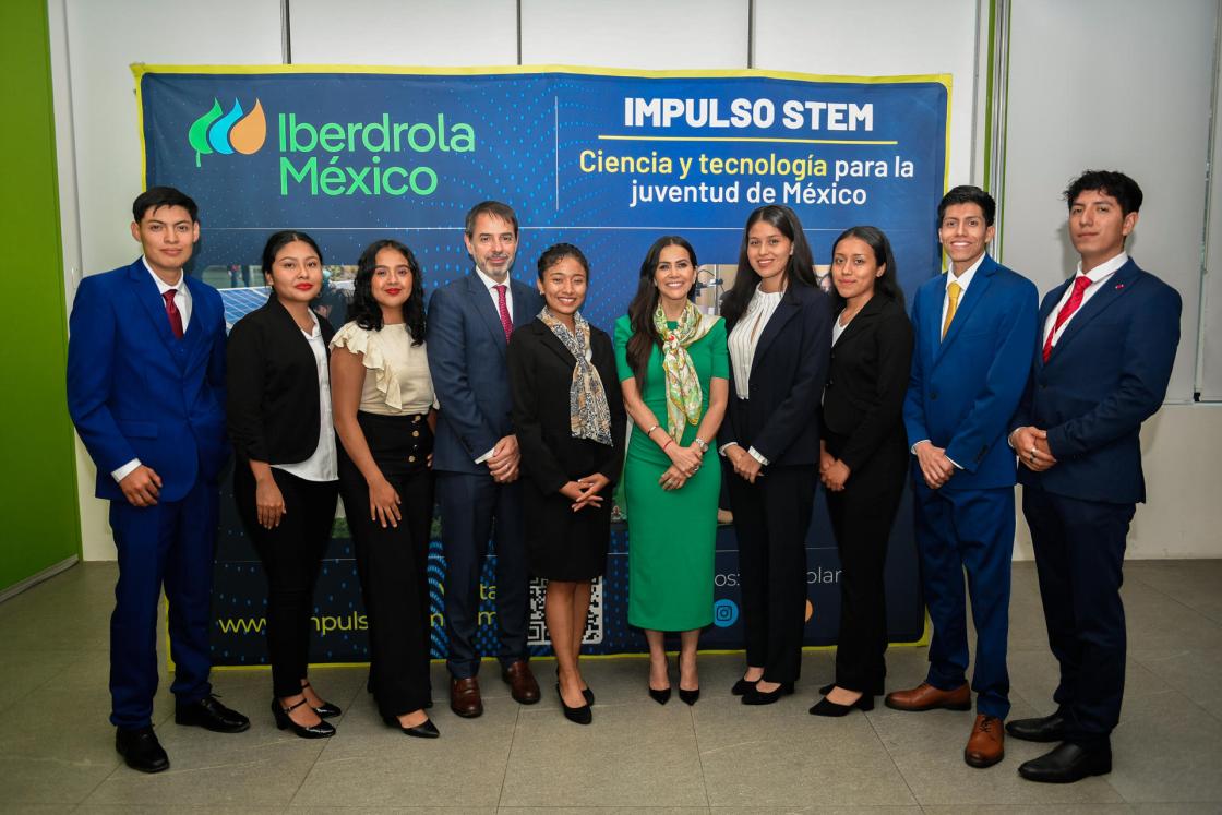 Primera generación de graduados de las becas Impulso STEM posando en Ciudad de México (México). EFE/ Iberdrola México /SOLO USO EDITORIAL/ NO VENTAS/ SOLO DISPONIBLE PARA ILUSTRAR LA NOTICIA QUE ACOMPAÑA (CRÉDITO OBLIGATORIO)