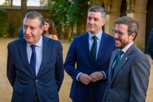 FUENTES DE ANDALUCÍA (SEVILLA), 25/09/2025.- El presidente de la Diputación de Sevilla, Francisco Javier Fernández (i) el vicepresidente de Prodetur, Rodrigo Rodríguez-Hans (c) y el subdelegado del Gobierno en Sevilla, Francisco Toscano (d), en la Gala del Día Mundial del Turismo 2025 de la provincia de Sevilla y entrega de los II Premios Turismo de la Provincia de Sevilla a la Excelencia de las Personas, en un acto celebrado en el Castillo de Lea Monclova de Fuentes de Andalucía (Sevilla). EFE/ Raúl Caro