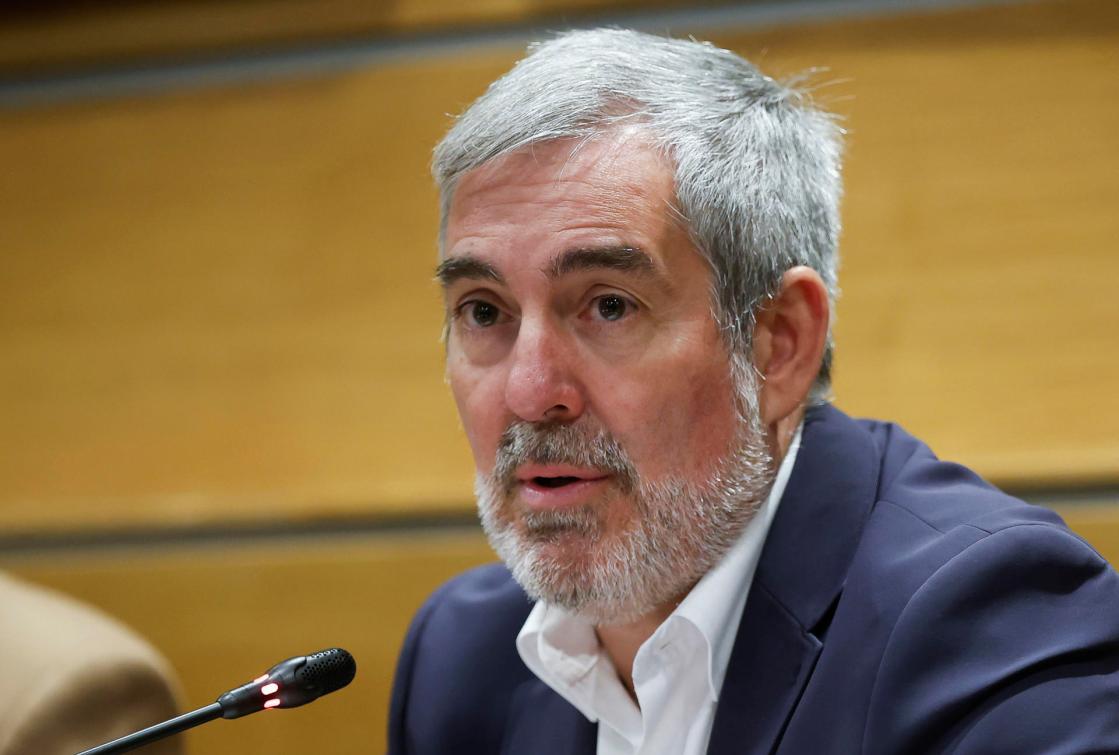 El presidente de Canarias, Fernando Clavijo (c), participa en el foro "África: inversión en talento y desarrollo" celebrado en la sede de la CEOE, en Madrid este jueves. EFE/ David Fernández