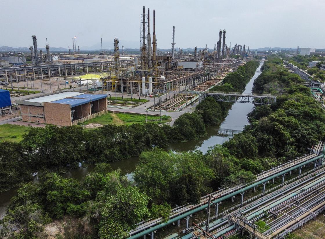 Una Amazonía libre de combustibles fósiles, en la que se impulse el desarrollo sostenible, y se apoye a los indígenas y comunidades que la habitan, parece utópica ante los intereses que insisten en explotar petróleo y gas en la selva, pero una propuesta de un grupo de ecologistas y pueblos originarios quiere hacerla real. EFE/ Andre Coelho/ ARCHIVO