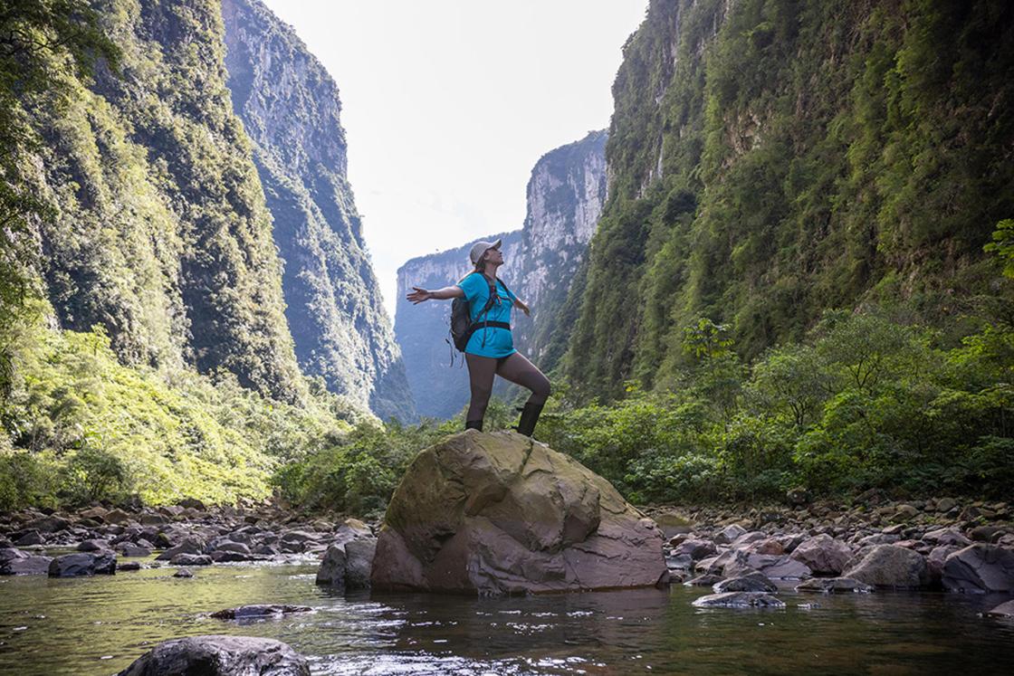 Fotografía cedida por Sebrae/Embratur de una persona posando en el sendero del Rio do Boi, en el geoparque de Caminho dos Cânions do Sul (Camino de los Cañones del Sur), en Praia Grande, estado de Santa Catarina (Brasil). EFE/ Sebrae/Embratur /SOLO USO EDITORIAL/NO VENTAS/SOLO DISPONIBLE PARA ILUSTRAR LA NOTICIA QUE ACOMPAÑA (CRÉDITO OBLIGATORIO)