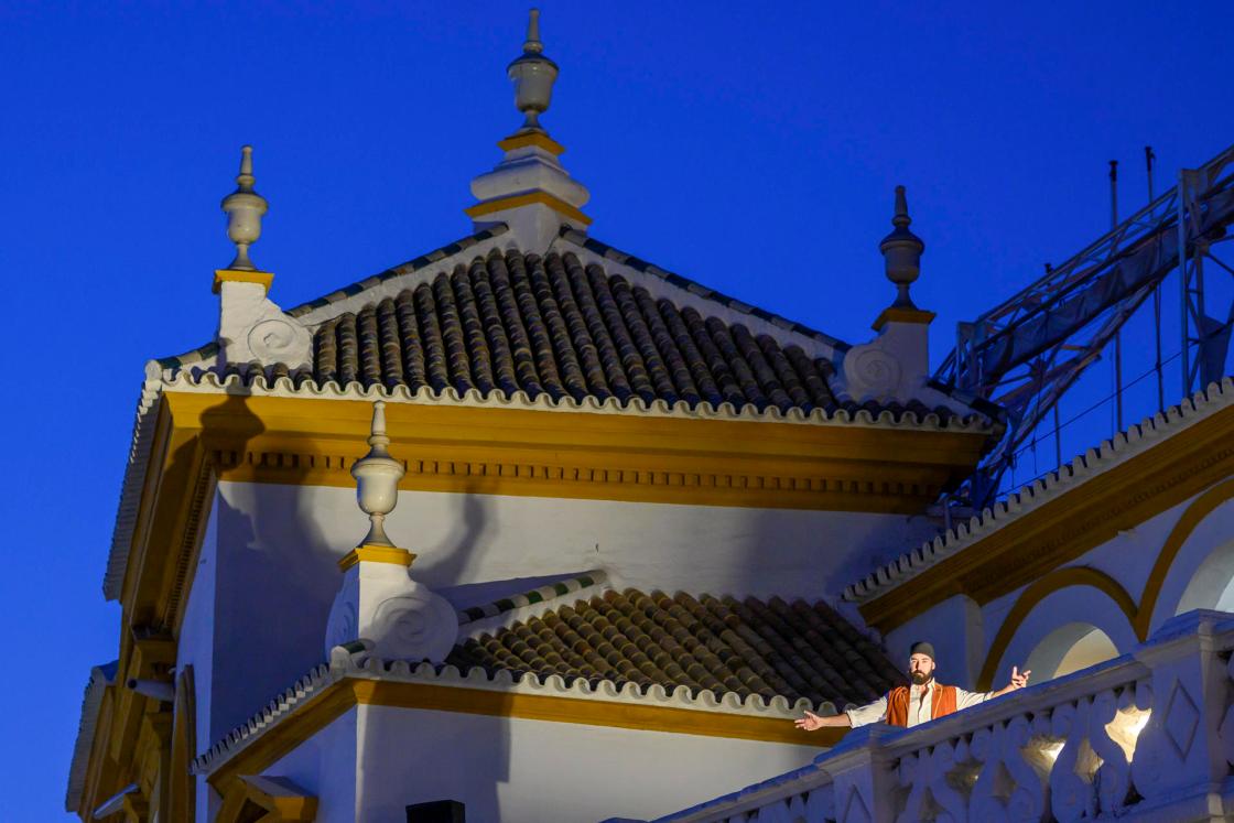 Primer balcón del ciclo 'Acércate a la Ópera', que ha tenido lugar en la Plaza de Toros de la Real Maestranza en un formato callejero y cercano, con arias y dúos de Mozart, Rossini y Bizet, interpretados por voces sevillanas (Ana Cadaval, Amando Martín, Andrés Merino) y la soprano china Yue He, finalista del certamen Nuevas Voces de ASAO. EFE/Raúl Caro 