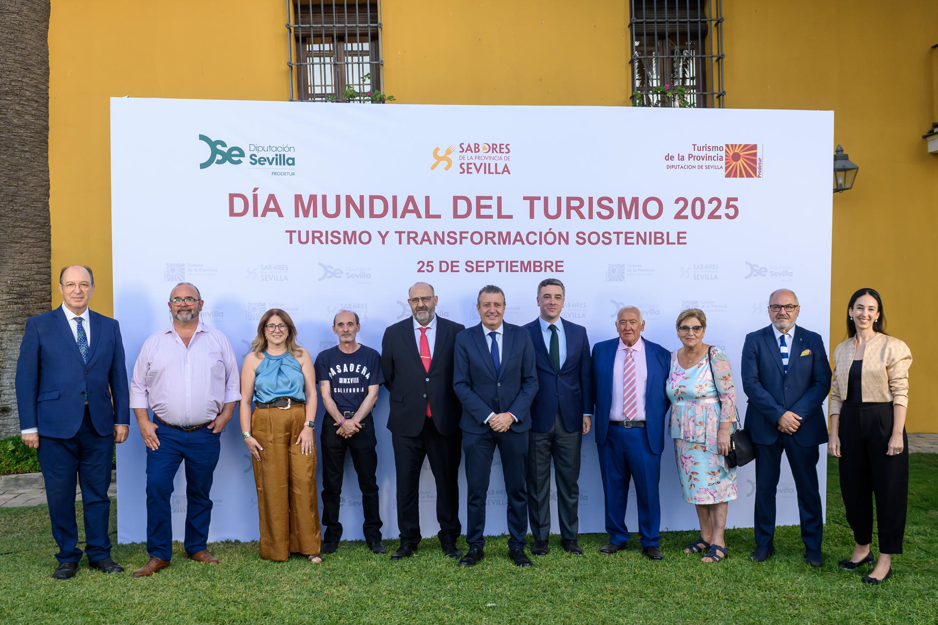 FUENTES DE ANDALUCÍA (SEVILLA), 25/09/2025.- El presidente de la Diputación de Sevilla, Francisco Javier Fernández (c) y el vicepresidente de Prodetur, Rodrigo Rodríguez-Hans (cd) en la foto de familia junto a los galardonados en la Gala del Día Mundial del Turismo 2025 de la provincia de Sevilla y entrega de los II Premios Turismo de la Provincia de Sevilla a la Excelencia de las Personas, en un acto celebrado en el Castillo de Lea Monclova de Fuentes de Andalucía (Sevilla). EFE/ Raúl Caro.