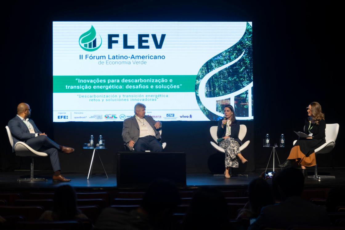 Fotografía de archivo del 2 de octubre de 2024 de la directora de Regularización y Comercialización de Norte Energia, Silvia Cabral (2-d), hablando junto al director Técnico Regulador de Abeeólica, Francisco Silva (i) y el presidente de ABREMA, Pedro Maranhao (c), durante el segundo día del II Foro Latinoamericano de Economía Verde en São Paulo (Brasil). EFE/ Isaac Fontana / ARCHIVO