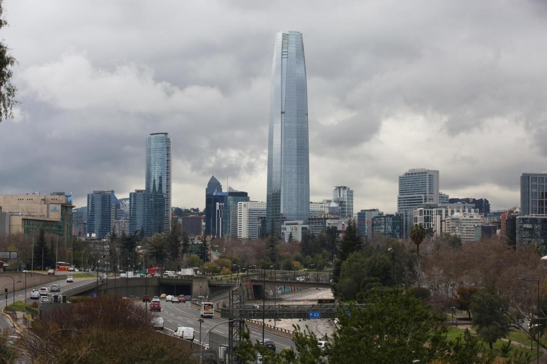 Fotografía de archivo del 22 de agosto de 2025 que muestra una panorámica del rascacielos la Gran Torre Costanera en Santiago (Chile). EFE/ Elvis Gonzalez /ARCHIVO
