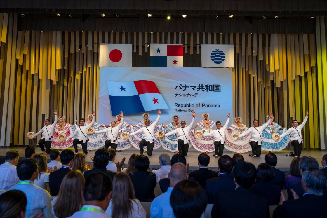 Osaka (Japón), 06/09/2025.- Panamá celebró este sábado su Día Nacional en el marco de la Expo de Osaka con un programa cultural que puso de relieve sus raíces indígenas a través de un espectáculo de danzas en el que estuvo presente el presidente del país, José Raúl Mulino. EFE/Andri Magdych