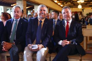 TOLEDO, 26/09/2025.- El presidente de la agencia EFE, Miguel Ángel Oliver (c), y el presidente de Castilla-La Mancha, Emiliano García-Page, en la celebración del 40 aniversario de la agencia EFE en Castilla-La Mancha, este viernes en Toledo. EFE/ Ismael Herrero