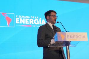 El ministro de Energía de Chile, Diego Pardow, habla en un evento de la X Semana de la Energía este martes, en Santiago (Chile). EFE/ Javier Martin