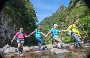 Fotografía cedida por Sebrae/Embratur de un grupo de personas recorriendo el sendero del Rio do Boi, en el geoparque de Caminho dos Cânions do Sul (Camino de los Cañones del Sur), en Praia Grande, estado de Santa Catarina (Brasil). EFE/ Sebrae/Embratur /SOLO USO EDITORIAL/NO VENTAS/SOLO DISPONIBLE PARA ILUSTRAR LA NOTICIA QUE ACOMPAÑA (CRÉDITO OBLIGATORIO)